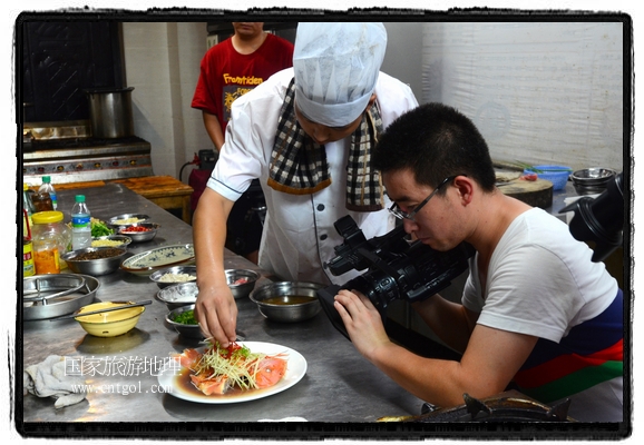 此次攝制組通過拍攝婺源代表名菜糊豆腐、粉蒸肉、荷包紅魚、賽鵝頸及地方小吃清明果、灰汁果、糯米子糕等來詮釋婺源美食經(jīng)典，展示婺源食文化，打造獨(dú)屬婺源的美食符號。