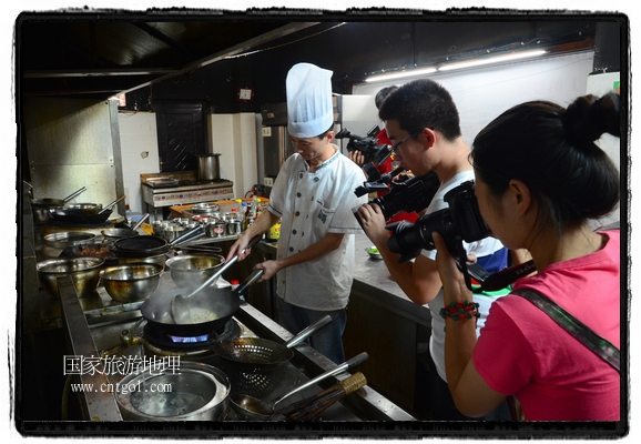 此次攝制組通過拍攝婺源代表名菜糊豆腐、粉蒸肉、荷包紅魚、賽鵝頸及地方小吃清明果、灰汁果、糯米子糕等來詮釋婺源美食經(jīng)典，展示婺源食文化，打造獨(dú)屬婺源的美食符號。