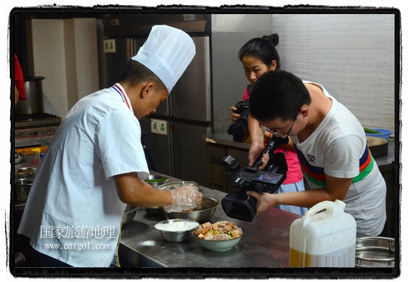 此次攝制組通過拍攝婺源代表名菜糊豆腐、粉蒸肉、荷包紅魚、賽鵝頸及地方小吃清明果、灰汁果、糯米子糕等來詮釋婺源美食經(jīng)典，展示婺源食文化，打造獨(dú)屬婺源的美食符號。