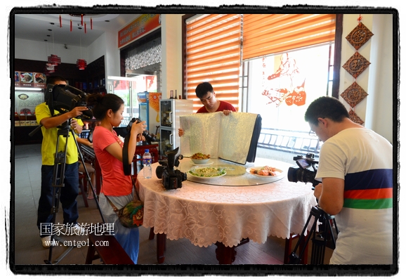 此次攝制組通過拍攝婺源代表名菜糊豆腐、粉蒸肉、荷包紅魚、賽鵝頸及地方小吃清明果、灰汁果、糯米子糕等來詮釋婺源美食經(jīng)典，展示婺源食文化，打造獨(dú)屬婺源的美食符號。