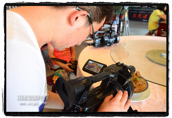 此次攝制組通過拍攝婺源代表名菜糊豆腐、粉蒸肉、荷包紅魚、賽鵝頸及地方小吃清明果、灰汁果、糯米子糕等來詮釋婺源美食經(jīng)典，展示婺源食文化，打造獨(dú)屬婺源的美食符號。