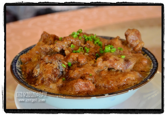 此次攝制組通過拍攝婺源代表名菜糊豆腐、粉蒸肉、荷包紅魚、賽鵝頸及地方小吃清明果、灰汁果、糯米子糕等來詮釋婺源美食經(jīng)典，展示婺源食文化，打造獨(dú)屬婺源的美食符號。