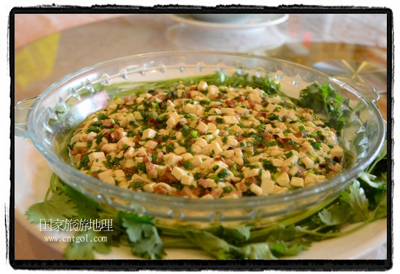 此次攝制組通過拍攝婺源代表名菜糊豆腐、粉蒸肉、荷包紅魚、賽鵝頸及地方小吃清明果、灰汁果、糯米子糕等來詮釋婺源美食經(jīng)典，展示婺源食文化，打造獨(dú)屬婺源的美食符號。