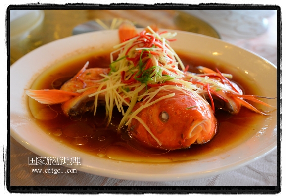 此次攝制組通過拍攝婺源代表名菜糊豆腐、粉蒸肉、荷包紅魚、賽鵝頸及地方小吃清明果、灰汁果、糯米子糕等來詮釋婺源美食經(jīng)典，展示婺源食文化，打造獨(dú)屬婺源的美食符號。