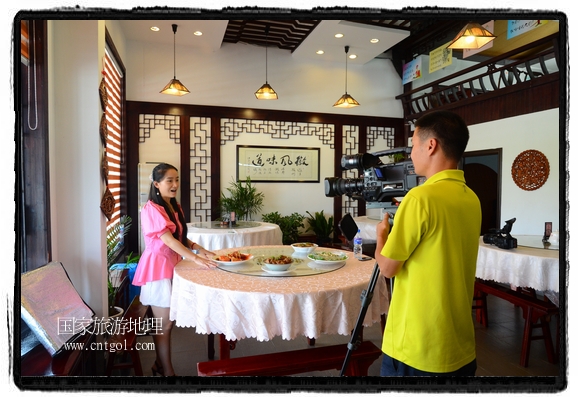 此次攝制組通過拍攝婺源代表名菜糊豆腐、粉蒸肉、荷包紅魚、賽鵝頸及地方小吃清明果、灰汁果、糯米子糕等來詮釋婺源美食經(jīng)典，展示婺源食文化，打造獨(dú)屬婺源的美食符號。