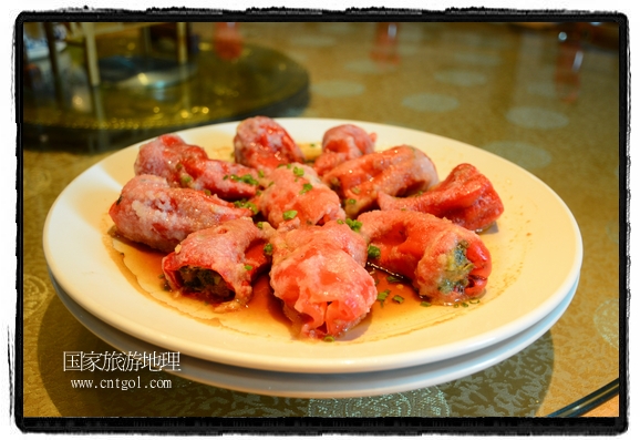 此次攝制組通過拍攝婺源代表名菜糊豆腐、粉蒸肉、荷包紅魚、賽鵝頸及地方小吃清明果、灰汁果、糯米子糕等來詮釋婺源美食經(jīng)典，展示婺源食文化，打造獨(dú)屬婺源的美食符號。