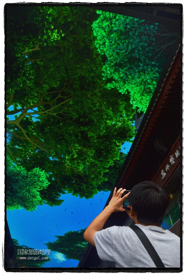 9月8日，在西安市大雁塔景區(qū)，“天幕”景觀吸引游客駐足觀看，并拿出手機拍攝。