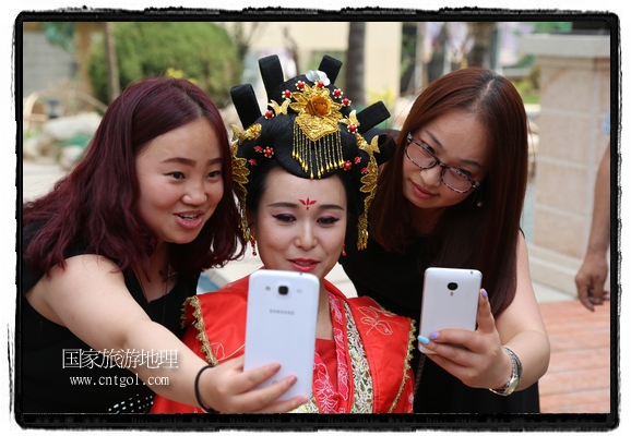 6月19日，端午節(jié)的前一天，甘肅平?jīng)鍪嗅轻紖^(qū)南山公園澳廈麗灣小區(qū)“邀請(qǐng)”唐朝被譽(yù)為四大美女之一的“楊貴妃”前來(lái)與市民見(jiàn)面，共度“端午佳節(jié)”。期間，“貴妃娘娘”由一名解說(shuō)人員做向?qū)Вc小區(qū)居民一同游玩、賞景、互敬酒水、合影留念，并現(xiàn)場(chǎng)贈(zèng)送大人小孩粽子、香包和糖果。