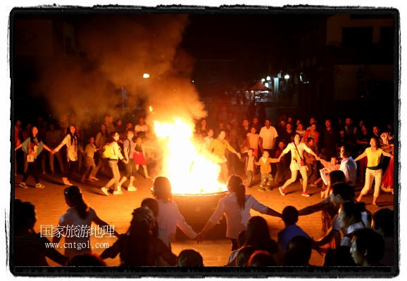 甘肅平?jīng)鍪嗅轻脊沛?zhèn)舉辦了篝火晚會，1000余名市民參與其中，大家載歌載舞，在歡快熱鬧的氣氛中為每一位父親送祝福。父親節(jié)（Father's Day），顧名思義是感恩父親的節(jié)日。約始于二十世紀初，起源于美國，現(xiàn)已廣泛流傳于世界各地，節(jié)日日期因地域而存在差異。