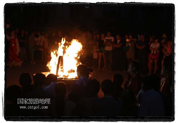 甘肅平?jīng)鍪嗅轻脊沛?zhèn)舉辦了篝火晚會，1000余名市民參與其中，大家載歌載舞，在歡快熱鬧的氣氛中為每一位父親送祝福。父親節(jié)（Father's Day），顧名思義是感恩父親的節(jié)日。約始于二十世紀初，起源于美國，現(xiàn)已廣泛流傳于世界各地，節(jié)日日期因地域而存在差異。