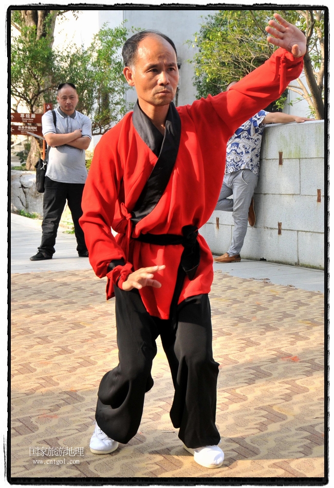 6月20日，小朋友們和中國武術(shù)愛好者們?cè)诮魇℃脑纯h熹園景區(qū)表演中國傳統(tǒng)的中國武術(shù)功夫，吸引許多游人前來駐足觀看。當(dāng)日是中國傳統(tǒng)的端午節(jié)，江西省婺源縣的中國武術(shù)愛好者們通過表演中國武術(shù)功夫，打太極，表演了少林棍、硬氣功、自選拳等少林寺功夫，讓孩子們從小學(xué)習(xí)中國武術(shù)，傳承中國武德，感受先人過端午的氛圍。