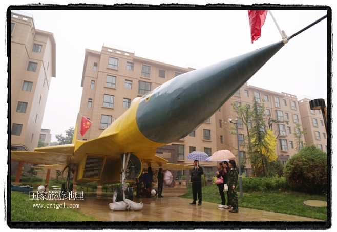 小區(qū)突然出現(xiàn)“飛機(jī)坦克”，其中殲15艦載戰(zhàn)斗機(jī)一架、99式主戰(zhàn)坦克一輛、武直-10武裝直升機(jī)一架，吸引了眾多市民雨中圍觀、合影。