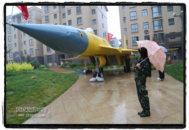 小區(qū)突然出現(xiàn)“飛機(jī)坦克”，其中殲15艦載戰(zhàn)斗機(jī)一架、99式主戰(zhàn)坦克一輛、武直-10武裝直升機(jī)一架，吸引了眾多市民雨中圍觀、合影。