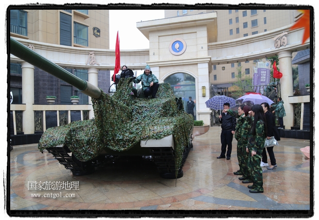 小區(qū)突然出現(xiàn)“飛機(jī)坦克”，其中殲15艦載戰(zhàn)斗機(jī)一架、99式主戰(zhàn)坦克一輛、武直-10武裝直升機(jī)一架，吸引了眾多市民雨中圍觀、合影。