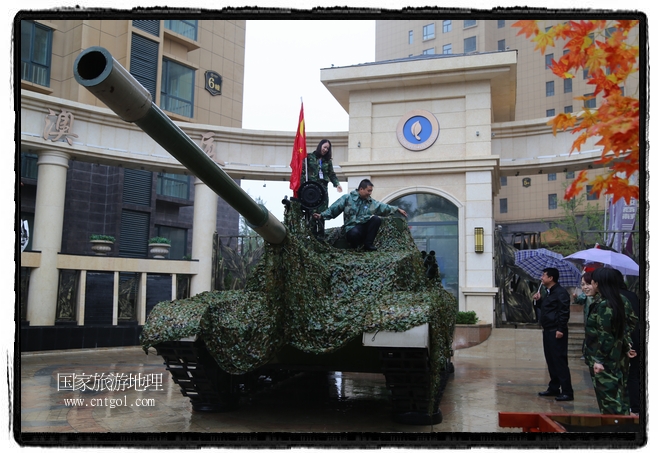 小區(qū)突然出現(xiàn)“飛機(jī)坦克”，其中殲15艦載戰(zhàn)斗機(jī)一架、99式主戰(zhàn)坦克一輛、武直-10武裝直升機(jī)一架，吸引了眾多市民雨中圍觀、合影。