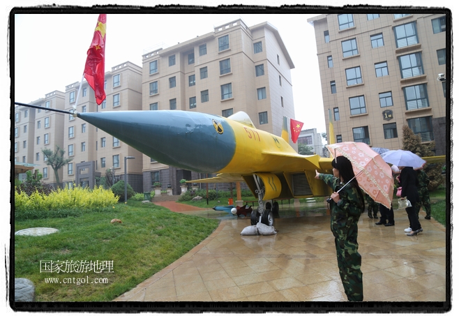 小區(qū)突然出現(xiàn)“飛機(jī)坦克”，其中殲15艦載戰(zhàn)斗機(jī)一架、99式主戰(zhàn)坦克一輛、武直-10武裝直升機(jī)一架，吸引了眾多市民雨中圍觀、合影。