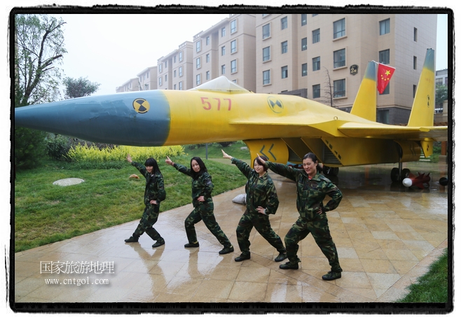 小區(qū)突然出現(xiàn)“飛機(jī)坦克”，其中殲15艦載戰(zhàn)斗機(jī)一架、99式主戰(zhàn)坦克一輛、武直-10武裝直升機(jī)一架，吸引了眾多市民雨中圍觀、合影。