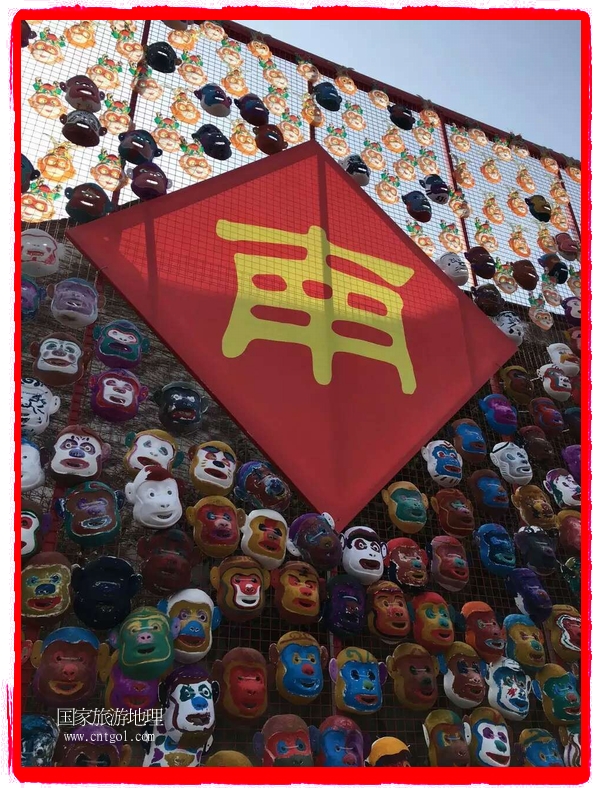 中國規(guī)模最大的猴面具彩繪在南潯古鎮(zhèn)展示。猴子真是今年最紅的動物。 