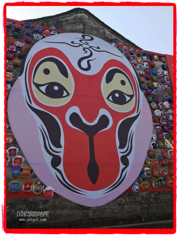 中國規(guī)模最大的猴面具彩繪在南潯古鎮(zhèn)展示。猴子真是今年最紅的動物。 