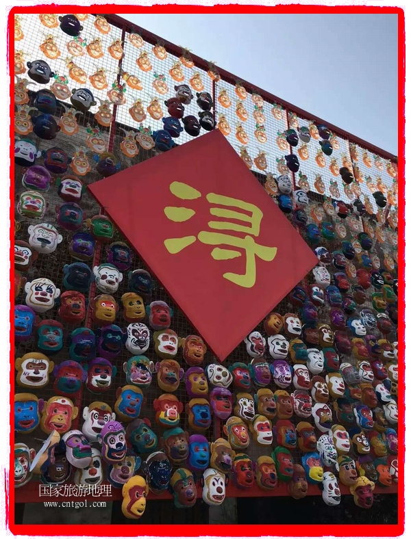 中國規(guī)模最大的猴面具彩繪在南潯古鎮(zhèn)展示。猴子真是今年最紅的動物。 