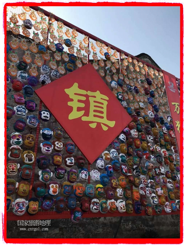 中國規(guī)模最大的猴面具彩繪在南潯古鎮(zhèn)展示。猴子真是今年最紅的動物。 