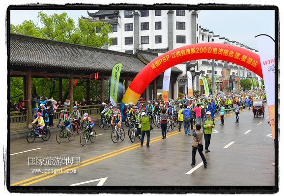 來自江西、安徽、浙江、福建等省市近千名選手參加了比賽，婺源賽道沿途的秀美風光和徽派古村落，給參賽選手留下美好的印象。