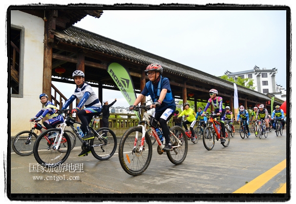 來自江西、安徽、浙江、福建等省市近千名選手參加了比賽，婺源賽道沿途的秀美風光和徽派古村落，給參賽選手留下美好的印象。