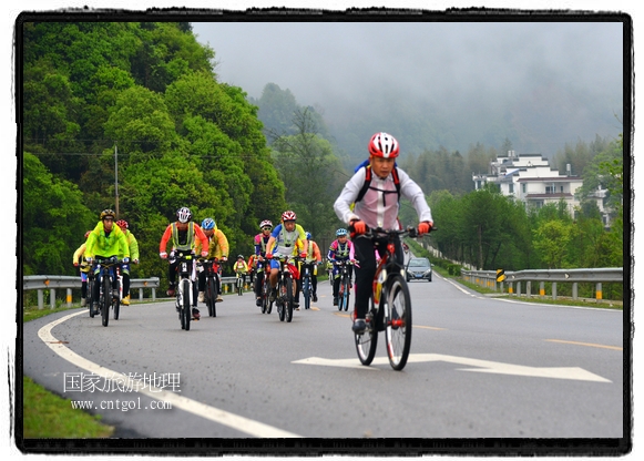 來自江西、安徽、浙江、福建等省市近千名選手參加了比賽，婺源賽道沿途的秀美風光和徽派古村落，給參賽選手留下美好的印象。