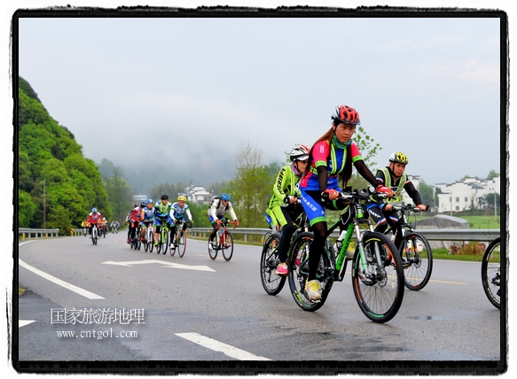 來自江西、安徽、浙江、福建等省市近千名選手參加了比賽，婺源賽道沿途的秀美風光和徽派古村落，給參賽選手留下美好的印象。